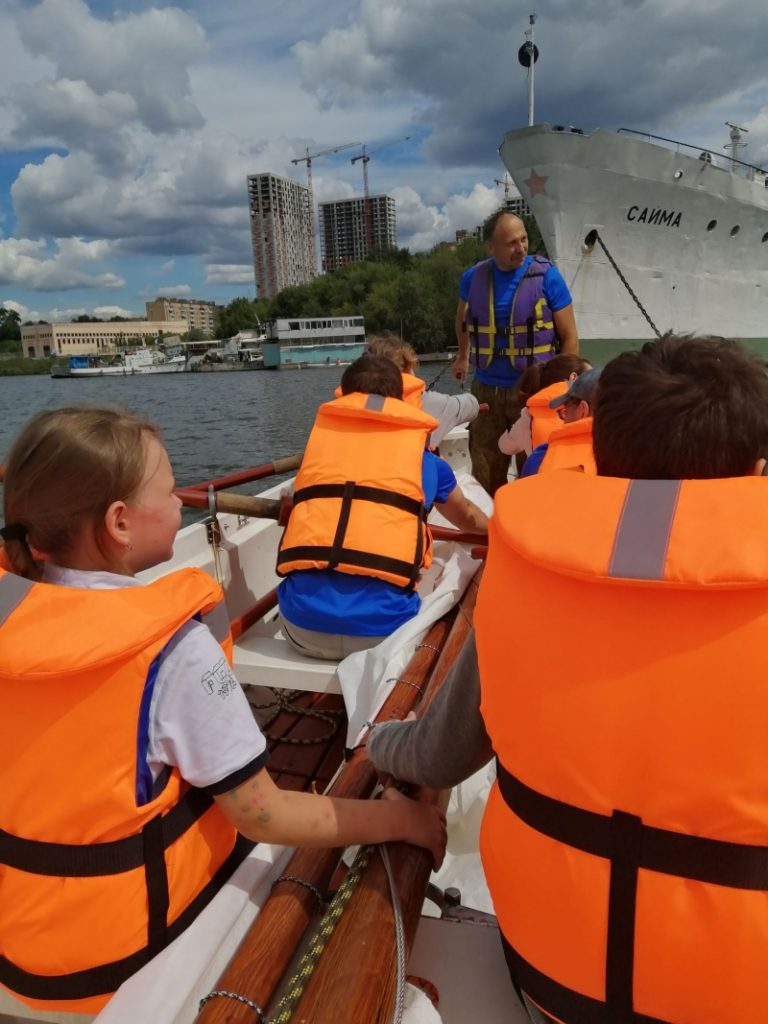 К празднику ВМФ в Москве возобновил свою деятельность детский морской центр имени Петра Великого
