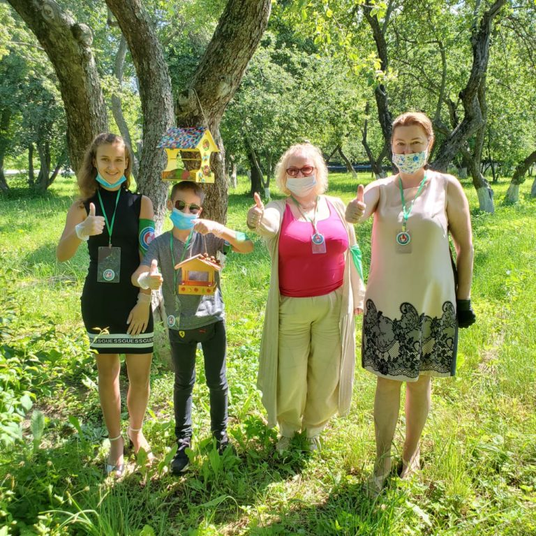 Московские волонтеры из школы №1296 разместили кормушки на территории «Мосфильма»