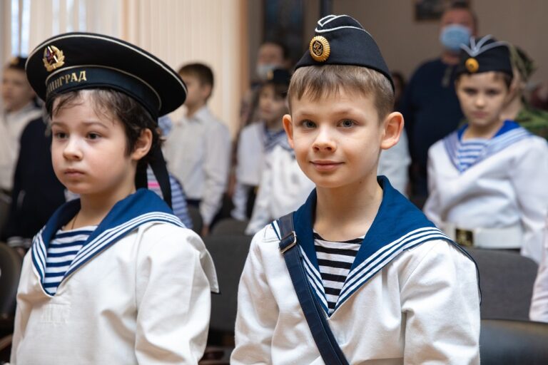 Клуб юных морских пехотинцев получил именной флаг Героя России Андрея Днепровского