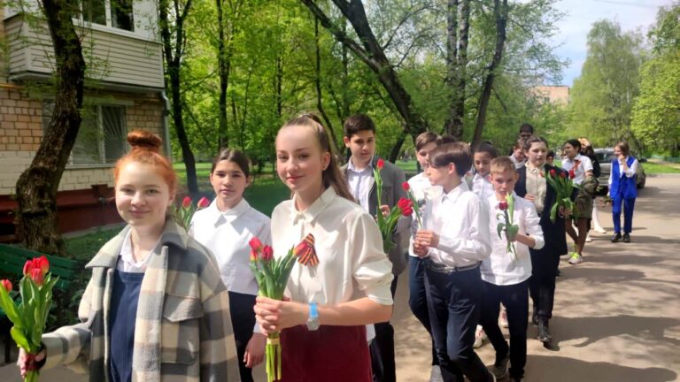 Более 3,5 тыс. волонтеров из школ и колледжей Москвы поучаствовали в уходе за мемориалами