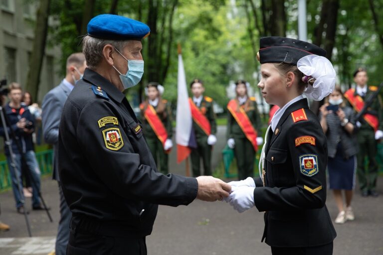Честь, достоинство и традиции: в кадетских классах московских школ прошли выпускные церемонии