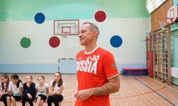 Олимпийский чемпион по гандболу Денис Кривошлыков провел мастер-класс для школьников