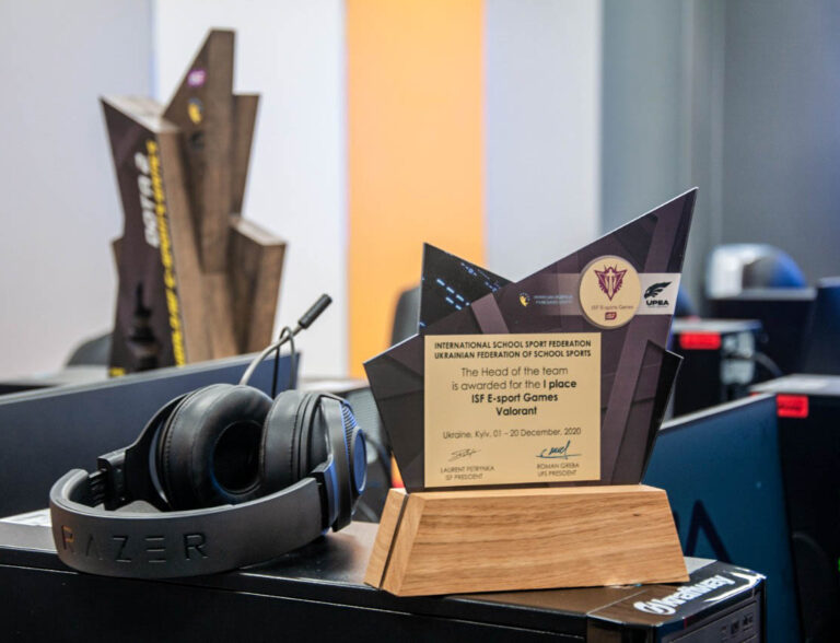 Зал славы киберспорта: в «КиберШколе» появился кубок за первое место в чемпионате мира по Valorant