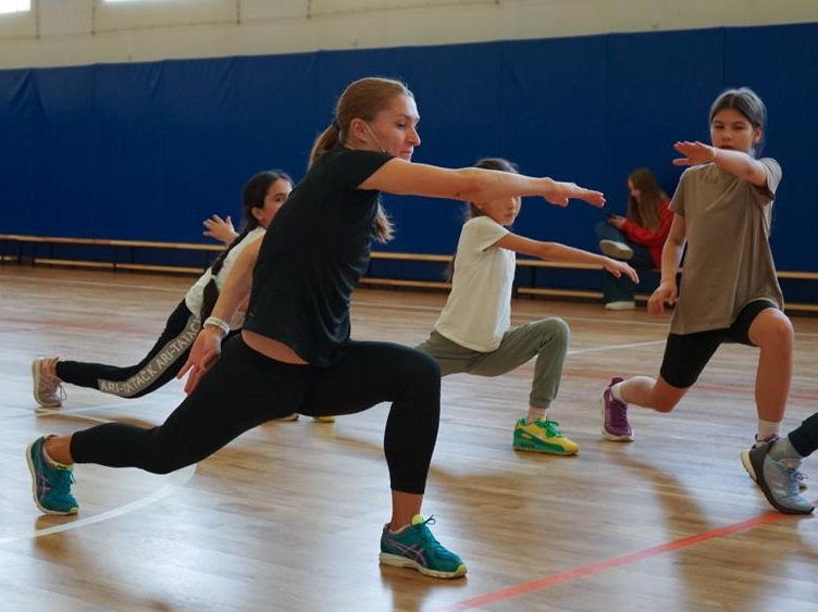 Техника бега и работа с барьерами: в московских школах прошли мастер-классы по легкой атлетике