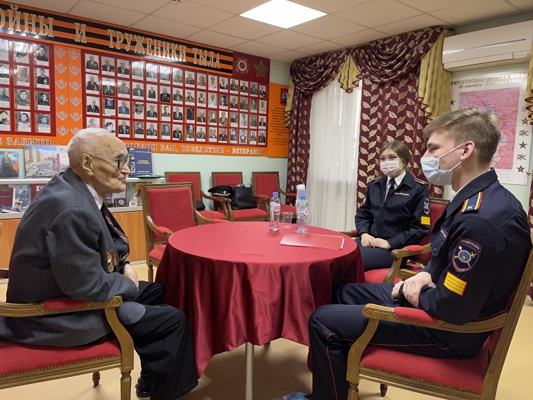 Разговор поколений: столичные волонтеры встретились с заслуженным учителем — ветераном Великой Отечественной войны