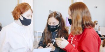 Юные герои с большим сердцем: как московские школьники-волонтеры помогают людям