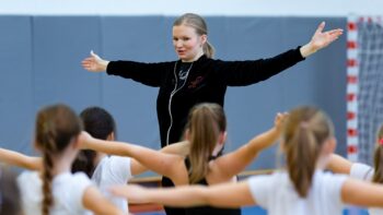 «Гимнастика для всех»: чемпионка мира по художественной гимнастике встретилась со столичными школьниками