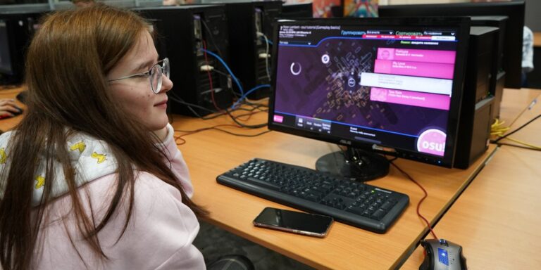 СММ, компьютерные девайсы и Minecraft: для московских школьников стартовала «КиберЗима-2021»