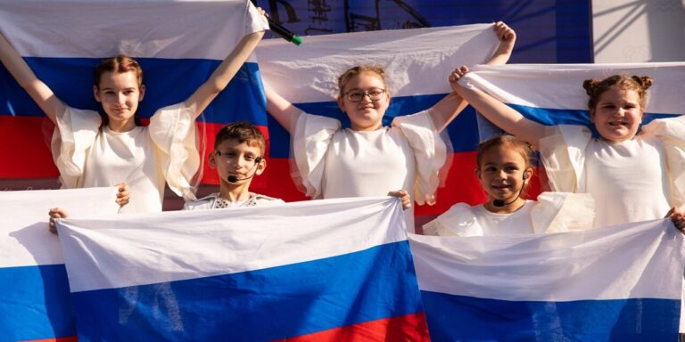 Бумагопластика, грамматика и карате: что приготовили московские дворцы и центры творчества ко Дню флага