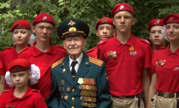 Парад для ветерана: юнармейцы столицы поздравили участника Курской битвы со 100-летием