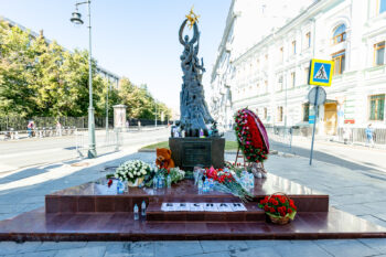 День солидарности в борьбе с терроризмом: столичные волонтеры приняли участие в онлайн-уроке и возложили цветы к памятнику «Детям Беслана»