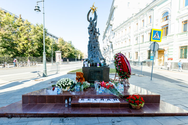 День солидарности в борьбе с терроризмом: столичные волонтеры приняли участие в онлайн-уроке и возложили цветы к памятнику «Детям Беслана»