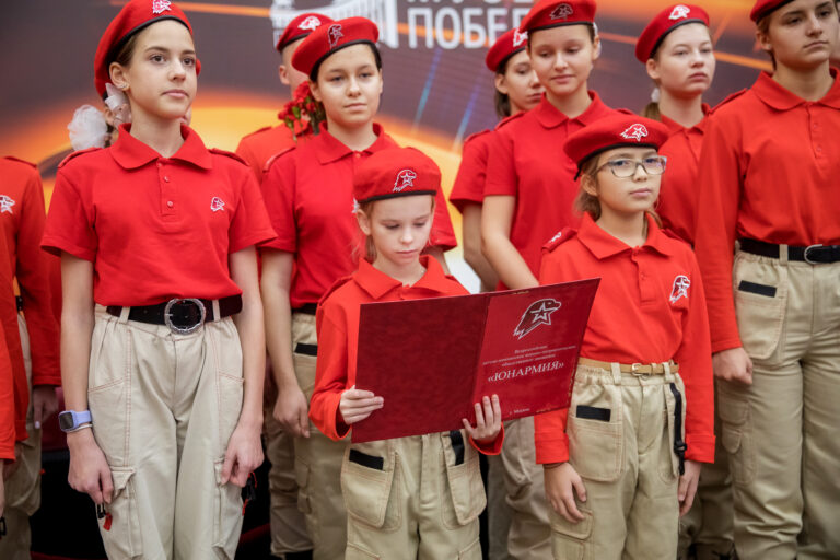 Столичные школьники и студенты приняли участие в мероприятиях, посвященных 81-й годовщине военного парада на Красной площади