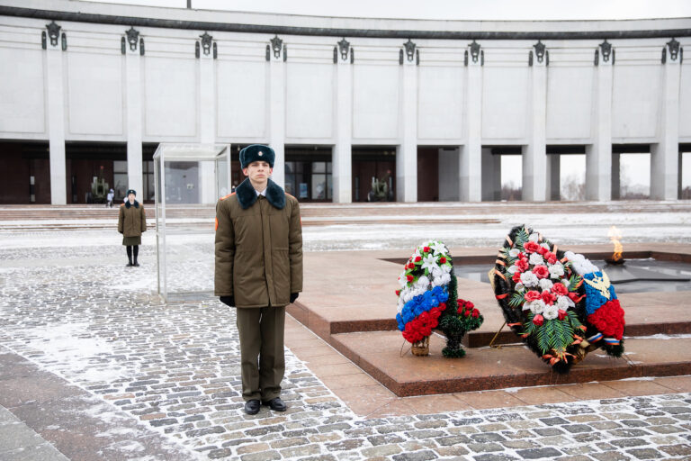 Школьники из Минска приняли участие в торжественной церемонии у Огня Памяти и Славы на Поклонной горе