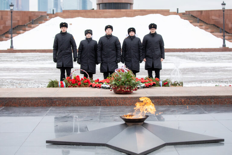Школьники из Минска приняли участие в торжественной церемонии у Огня Памяти и Славы на Поклонной горе