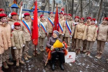 Юнармейцы Москвы присоединились к акции «Парад у дома ветерана»