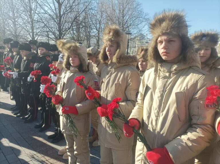 Столичные школьники и студенты колледжей приняли участие в торжественных церемониях, посвященных Дню защитника Отечества