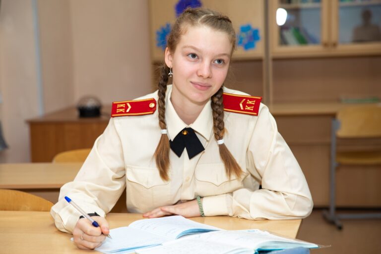 Спасатель, военный психолог и следователь: выпускницы московских кадетских классов рассказали, почему выбрали «неженские» профессии