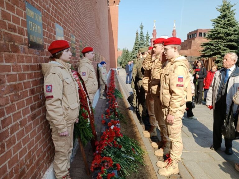 Юнармейцы столицы приняли участие в церемонии возложения цветов у Кремлевской стены