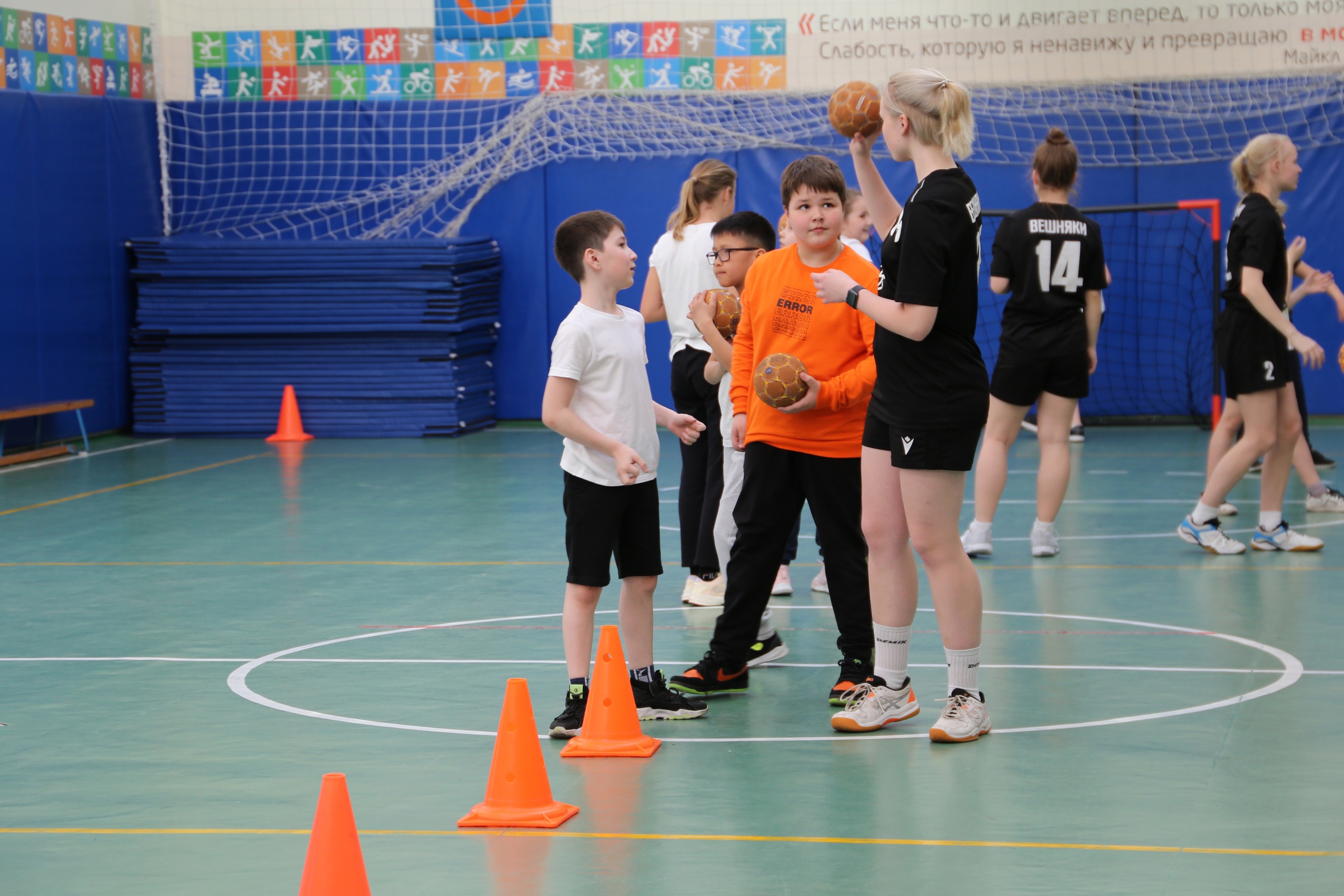 Гандбол, фитнес-аэробика, северная ходьба: с какими видами спорта познакомились московские школьники на этой неделе