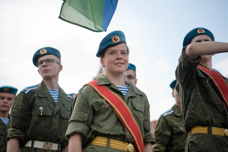 Юнармейцы и кадеты столицы приняли участие в Параде на Красной площади в честь Дня ВДВ