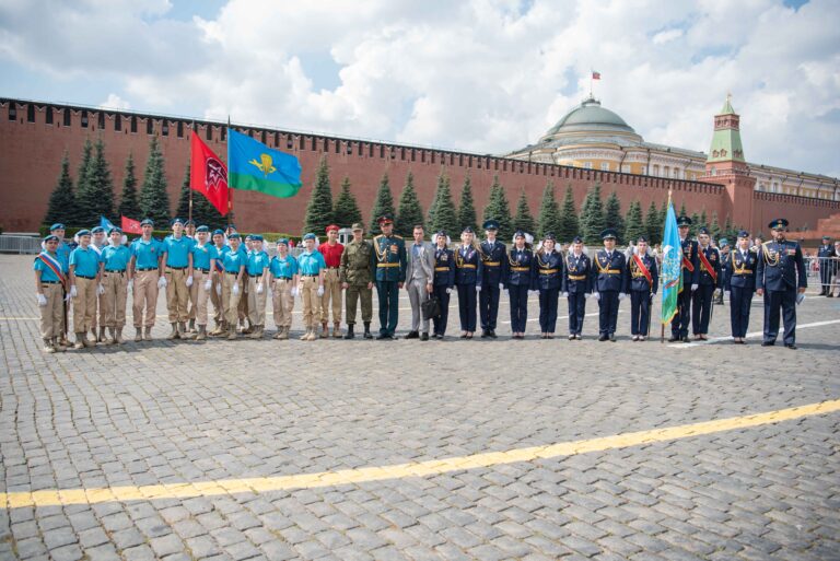 Юнармейцы и кадеты столицы приняли участие в Параде на Красной площади в честь Дня ВДВ
