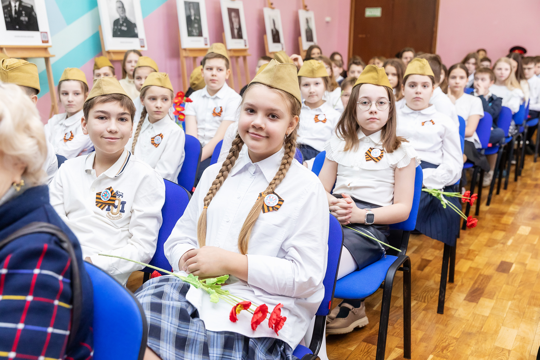 «Страна Героев. Герои Страны»: московские школьники на мобильной выставке встретились с участником СВО