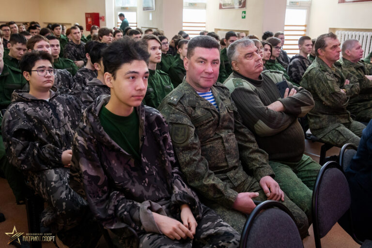 На учебных сборах московские школьники посмотрели спектакль об истории разведки «Легкая кавалерия»