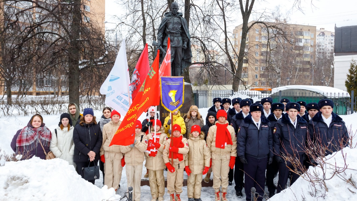 Московские школьники накануне Дня защитника Отечества участвовали в патриотических акциях