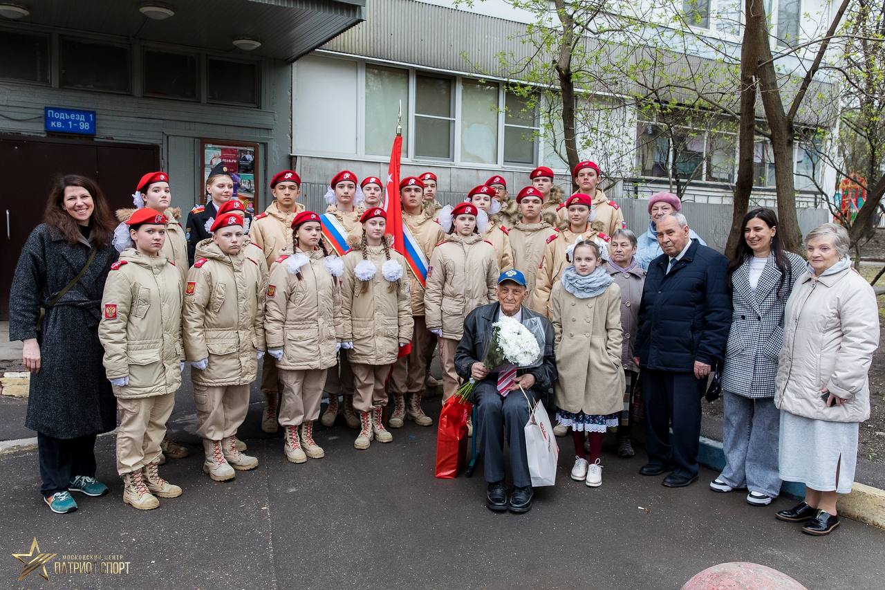 Московские юнармейцы поздравили с юбилеем ветерана Великой Отечественной войны