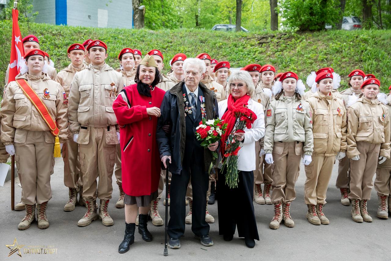 «Парад для Ветерана»: юнармейцы Москвы поздравляют участников Великой Отечественной войны с Днем Победы